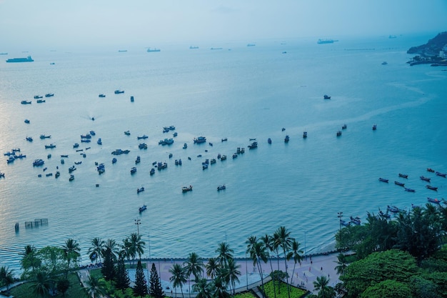 真っ青な海の熱帯の海の風景旅行のコンセプトで地元の漁師のボートの平面図