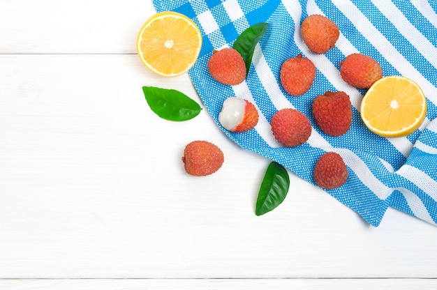 Vista dall'alto: frutti di litchi e metà di limone