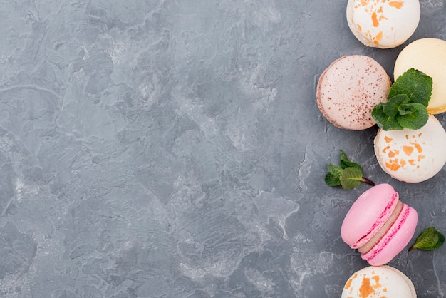 Foto vista dall'alto di macarons con spazio di menta e copia