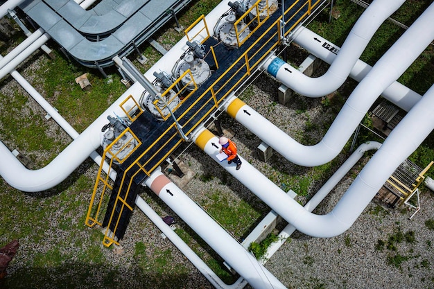 Ispezione del lavoratore maschio vista dall'alto alla valvola del controllo visivo registrare gasdotti e petrolio