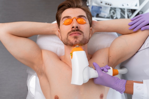 Photo top view man at laser hair removal clinic