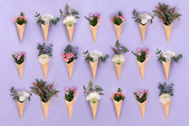 Photo top view of many cones with flowers