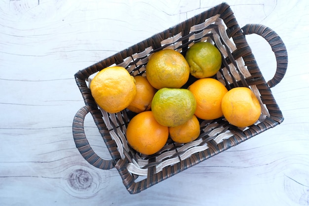 그릇에 많은 오렌지 과일의 상위 뷰