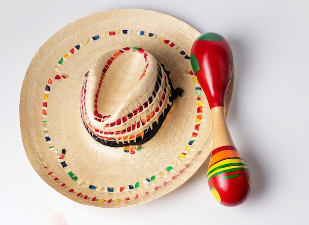 Photo top view of maracas with sombrero on white background