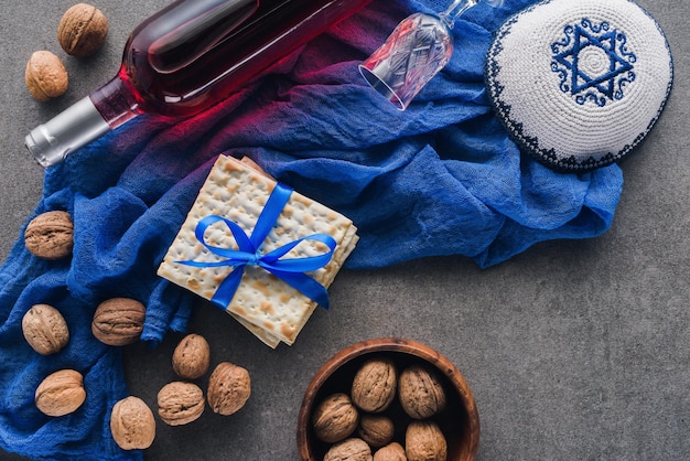 Photo top view matza kippah wine