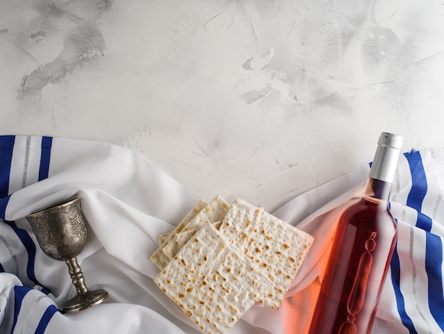 Vista dall'alto di matza e vino kosher e bicchiere di vino, concetto di vacanza di pasqua ebraica.