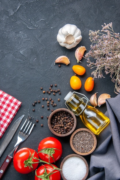 Vista dall'alto maionese insalata di pollo con pepe e pomodori rossi