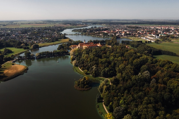 Foto vista dall'alto del castello medievale a nesvizh, nella regione di minsk