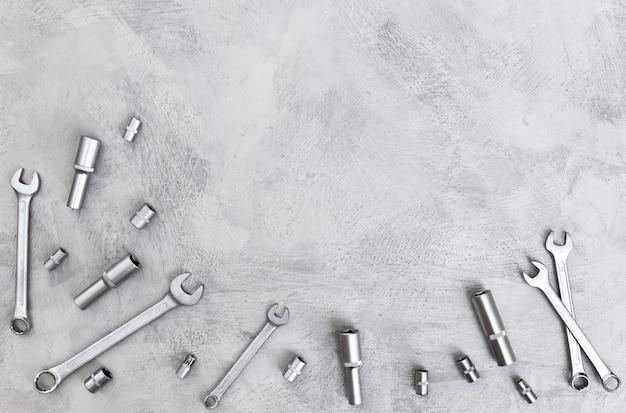 Foto vista dall'alto di utensili metallici destinati alla riparazione e alla costruzione di adattatori di bit di chiave inglese