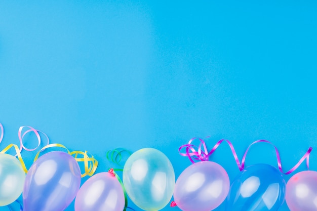 Photo top view metallic transparent balloons