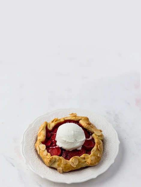 딸기가 있는 미니 비스킷의 상위 뷰 흰색 배경에 작은 파이 텍스트를 위한 공간