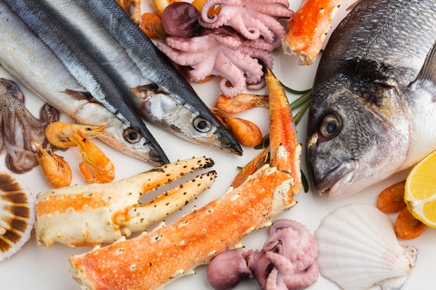 Вид сверху микс вкусных морепродуктов