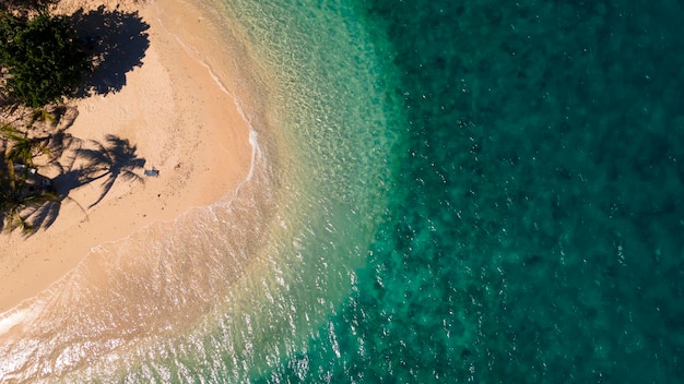 Vista dall'alto della spiaggia mista di mare blu verde chiaro sull'isola in thailandia