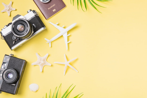 Photo top view mockup retro camera films airplane leaves starfish traveler tropical beach accessories