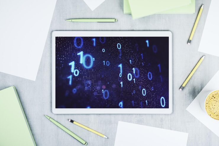 Photo 創意抽象二進制代碼全息圖的現代數碼平板電腦顯示器的頂部視角 數據庫和編程概念 3d染