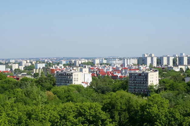 Вид сверху на современные высотные здания в центре современного города