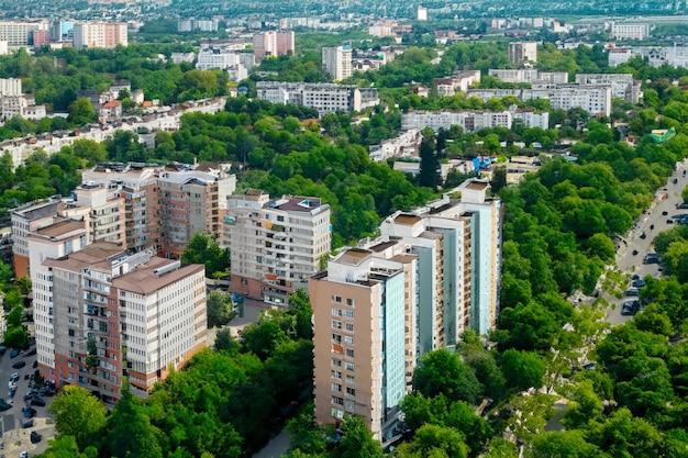 Вид сверху на современные высотные здания в центре современного города