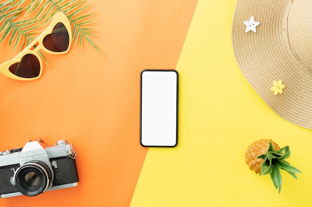 トップビュー現代のスマートフォン、カメラ付き帽子。夏の休日と旅行のコンセプト