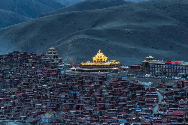 Monastero di vista superiore a garung di larung (accademia buddista) nel tempo di tramonto, sichuan, cina