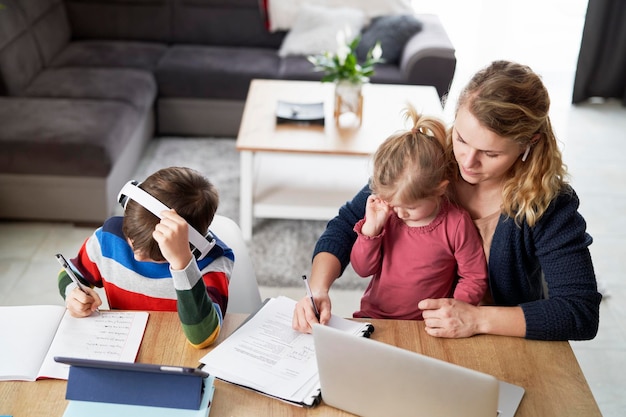 Photo top view of mother during home office with children
