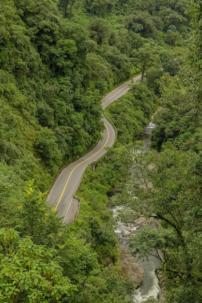 川の隣にある山の空のルートのトップビュー