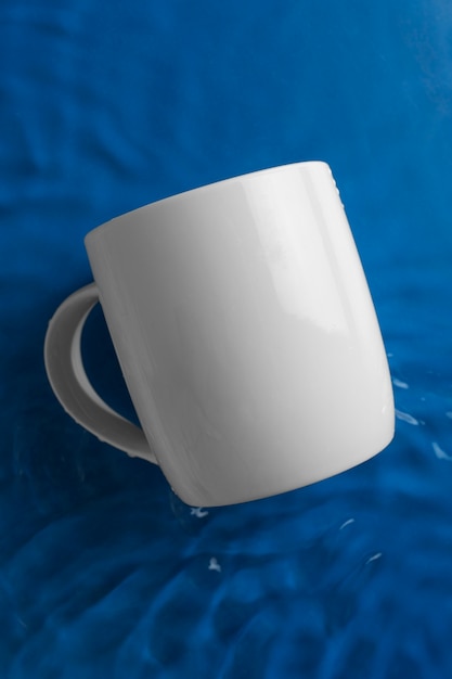 Photo top view over mug floating on water