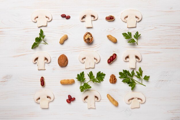 Photo top view mushrooms and nuts arrangement