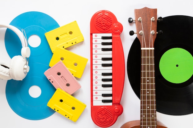 Foto strumenti musicali vista dall'alto con sfondo bianco