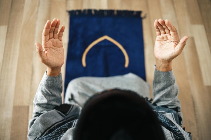 Photo top view muslim man praying on prayer mat in the mosque