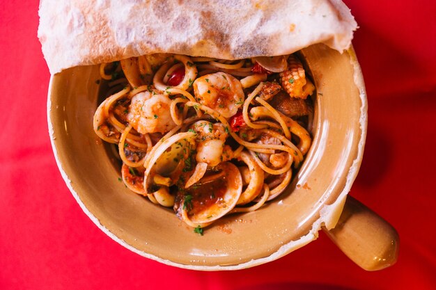 Vista dall'alto di napoli spaghetti tra cui gamberi, vongole e calamari.