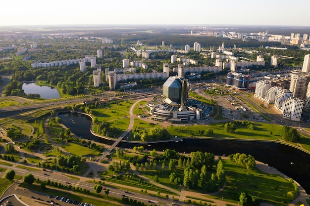 공공 건물인 벨로루시 공화국의 수도인 민스크에 있는 공원이 있는 국립 도서관과 새로운 이웃의 상위 뷰