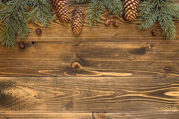 Photo top view natural pine needles on wooden board