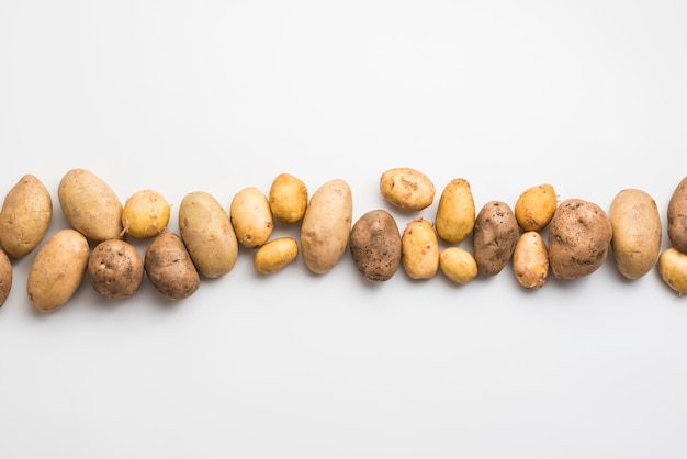 Photo top view natural potatoes aligned