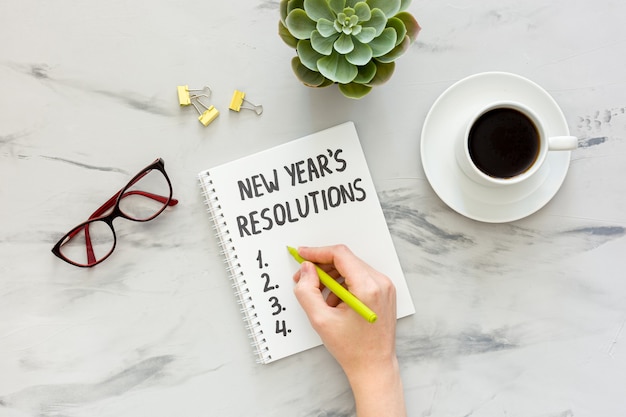 Photo top view new year goals list on table