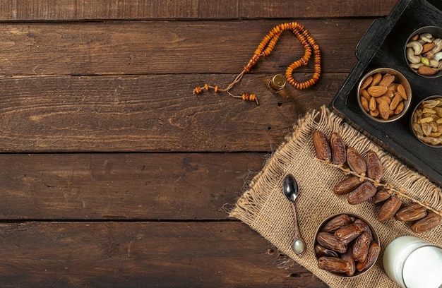 Concetto islamico di capodanno con vista dall'alto con spazio per la copia delle date