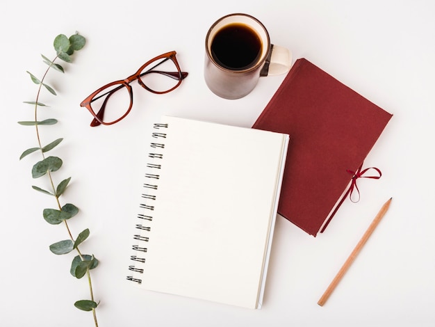 Photo top view notepad with eyeglasses and coffee