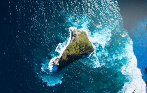 Vista superiore dell'isola di Nusa Banah a Nusa Penida, Bali - Indonesia. Isola a forma di piccolo triangolo