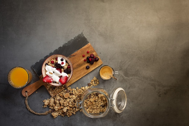 사진 구체적인 배경에 muesli, 요구르트 및 계절 딸기와 함께 건강한 아침 식사의 상위 뷰