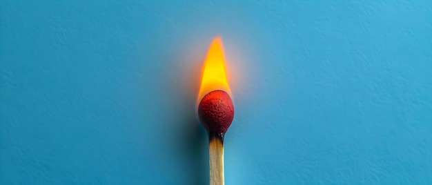 写真 パステルブルーの背景にある一つの火柴の炎のトップビュー コンセプト 静物写真 ミナマリストの構成 パステルカラー 火の要素 創造的な照明