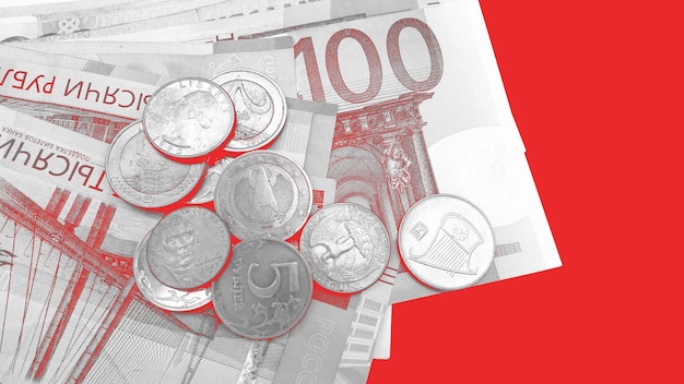 Фото Верхний вид мультивалютных банкнот евро-доллар, выделенных на красном фоне