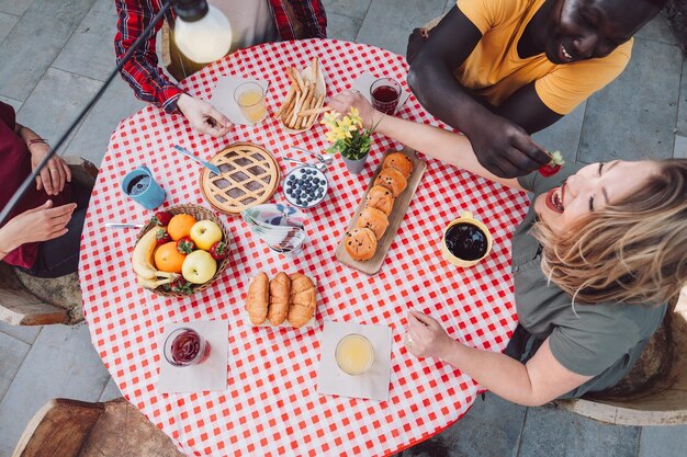 写真 多民族の人々 が会社を楽しむ朝食用に用意された円卓の平面図