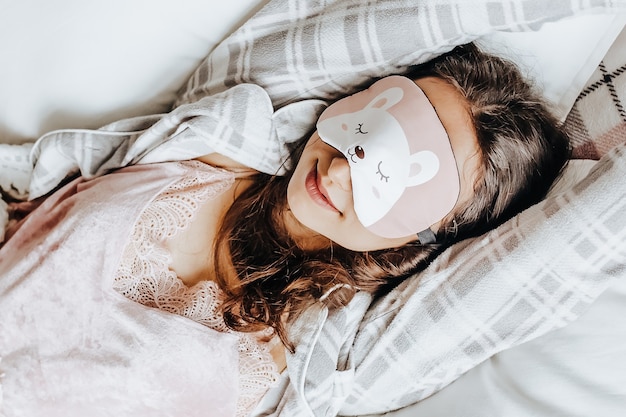 写真 睡眠マスクを着用した若い女性の上面図