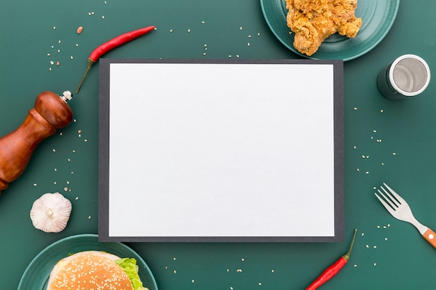 Фото Вид сверху пустого меню с жареной курицей и гамбургером