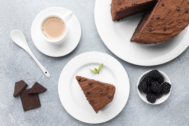 写真 コーヒーとチョコレートケーキスライスの上面図