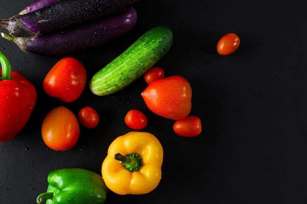 Фото Вид сверху красочных свежих овощей на черном фоне