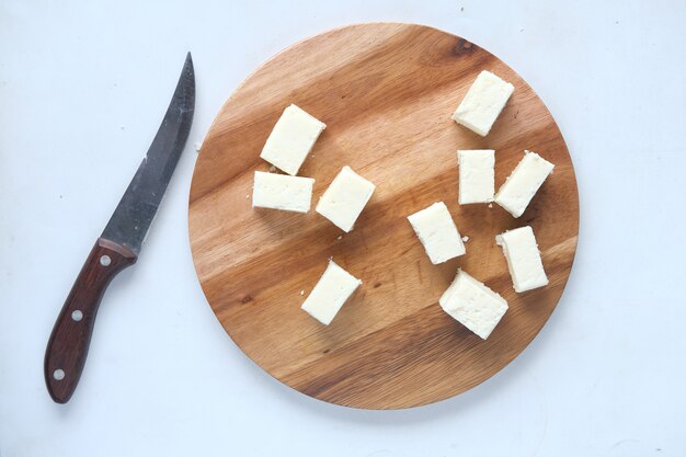 사진 흰색 바탕에 큐브 모양의 신선한 치즈의 상위 뷰
