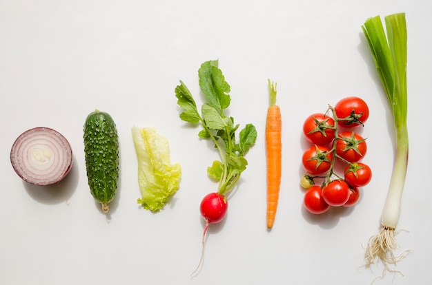 Вид сверху различных видов овощей