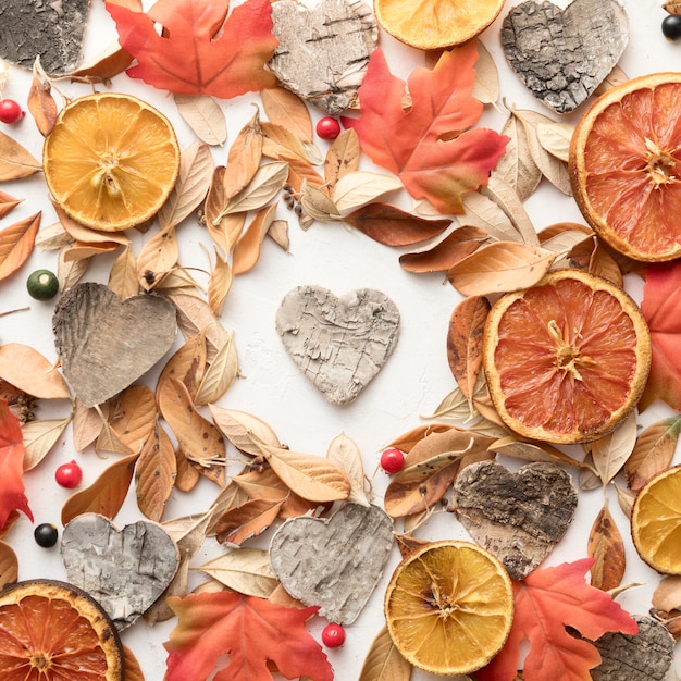 写真 紅葉とハートの形をした乾燥した柑橘類の上面図