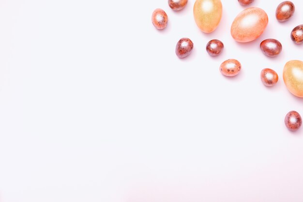 Фото Вид сверху пасхальных яиц пастельных тонов на белой поверхности