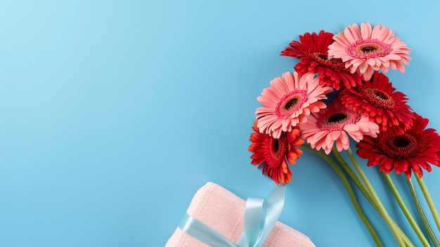 写真 ギフトと花の花束の上面図